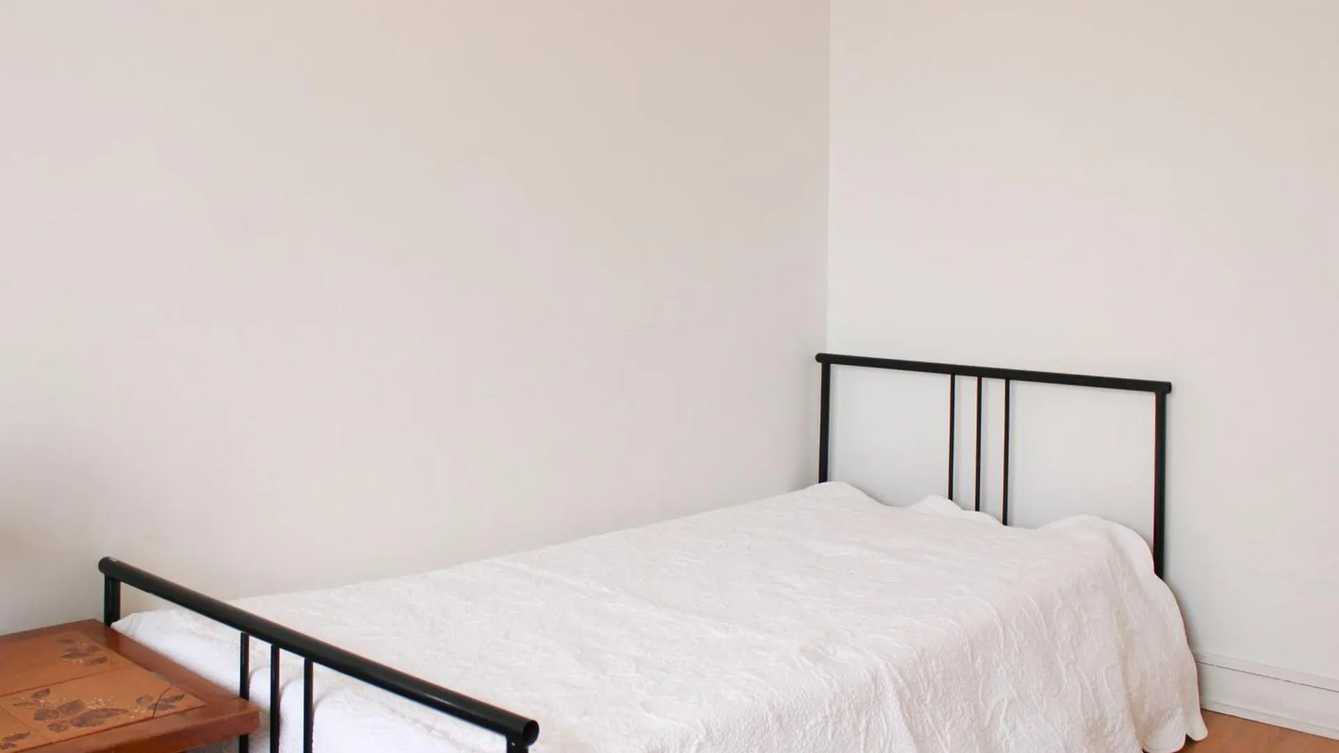 Spacious 3 Rooms With Balcony In Paris France