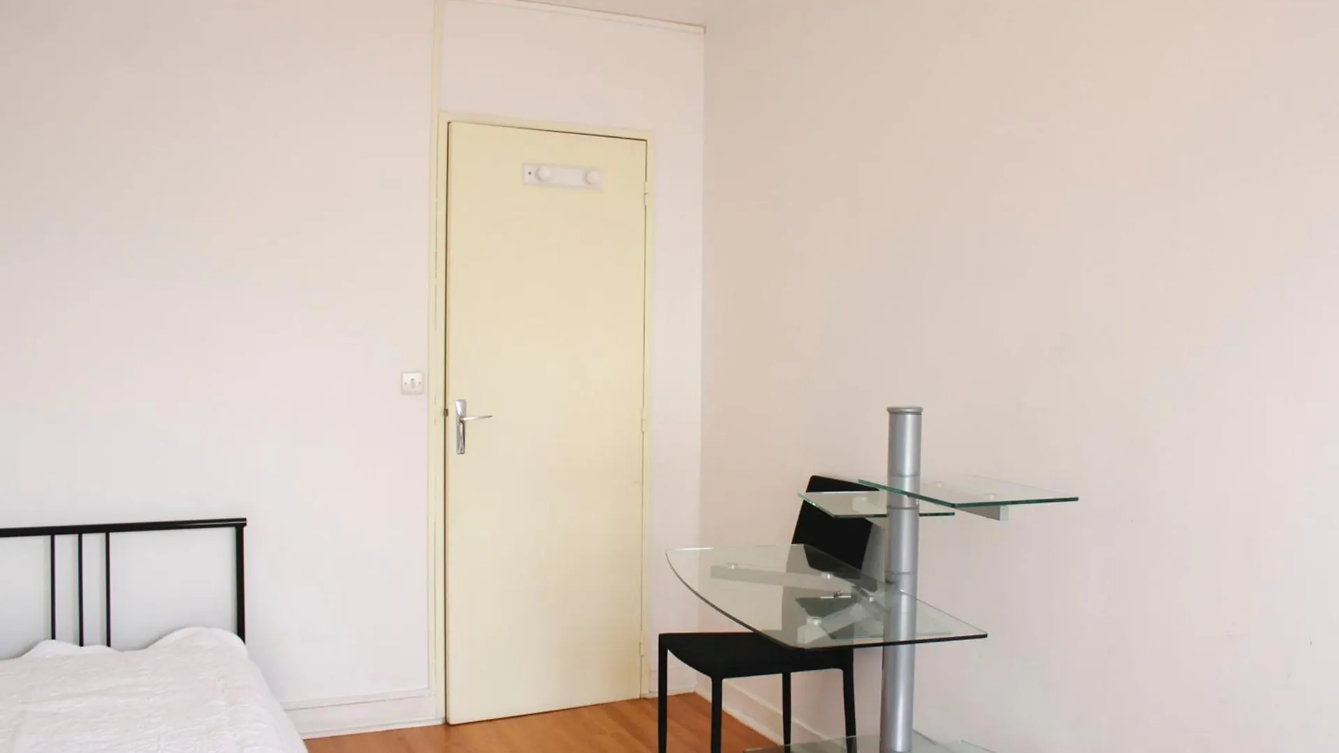 Spacious 3 Rooms With Balcony In Paris 0*,  France