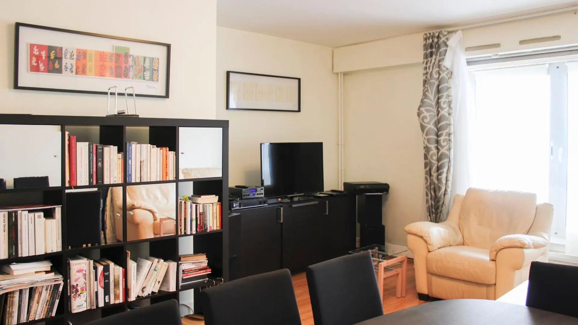 Spacious 3 Rooms With Balcony In Paris