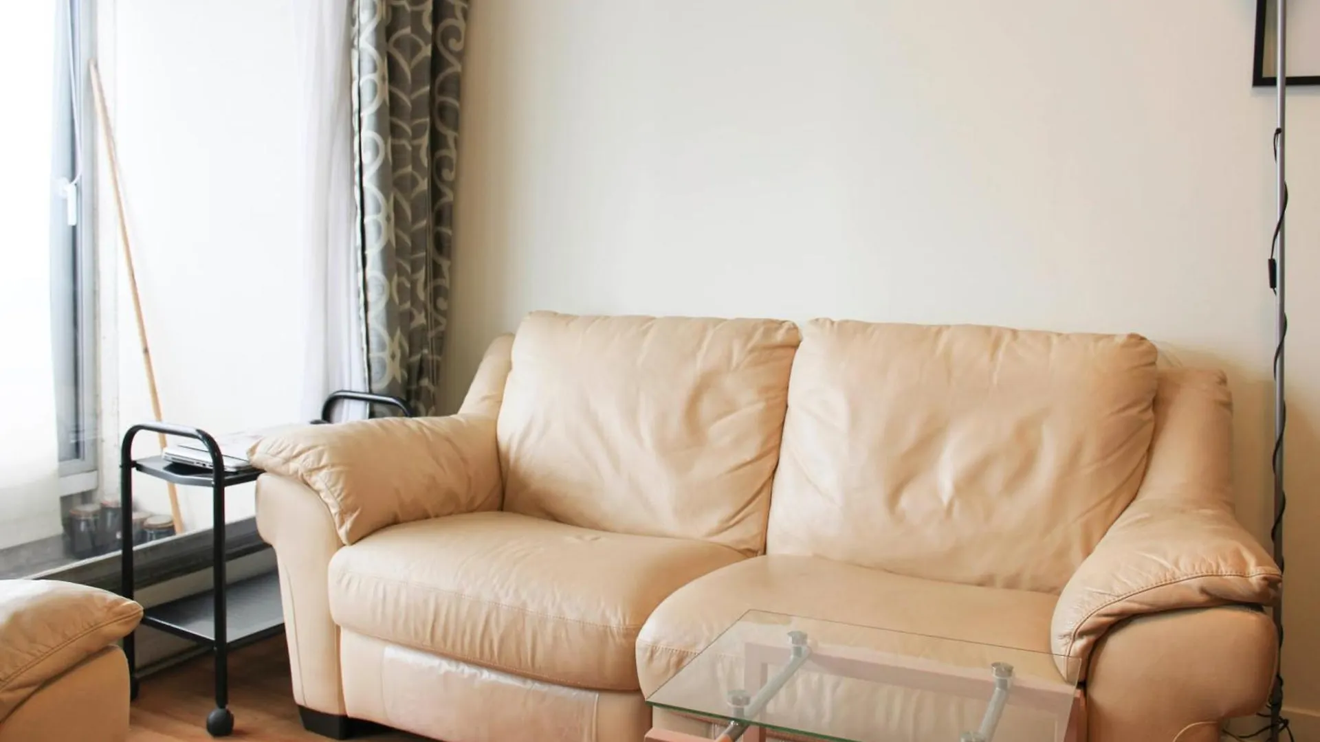 Spacious 3 Rooms With Balcony In Paris 0*,
