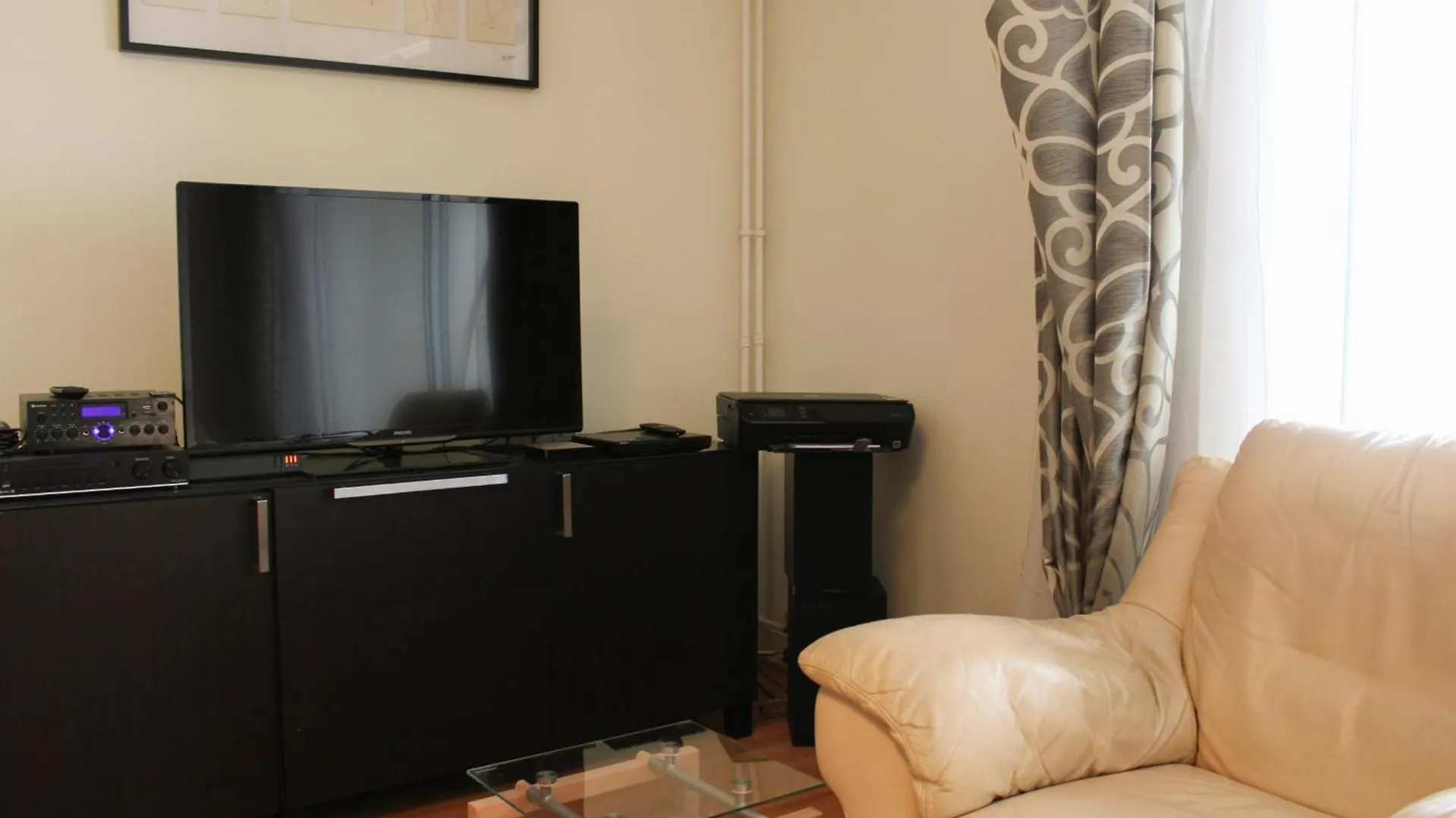 Spacious 3 Rooms With Balcony In Paris 0*,