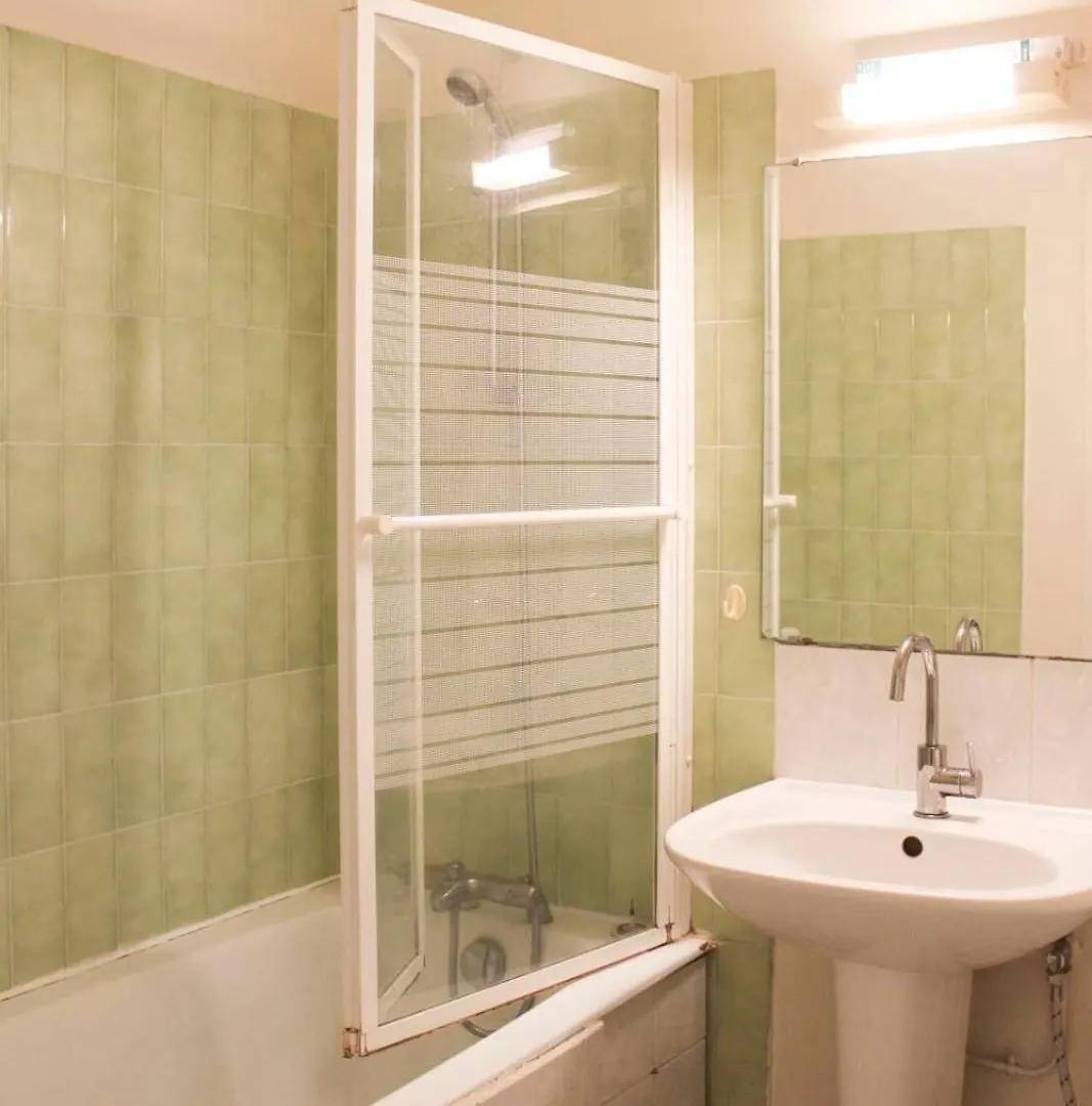 Spacious 3 Rooms With Balcony In Paris