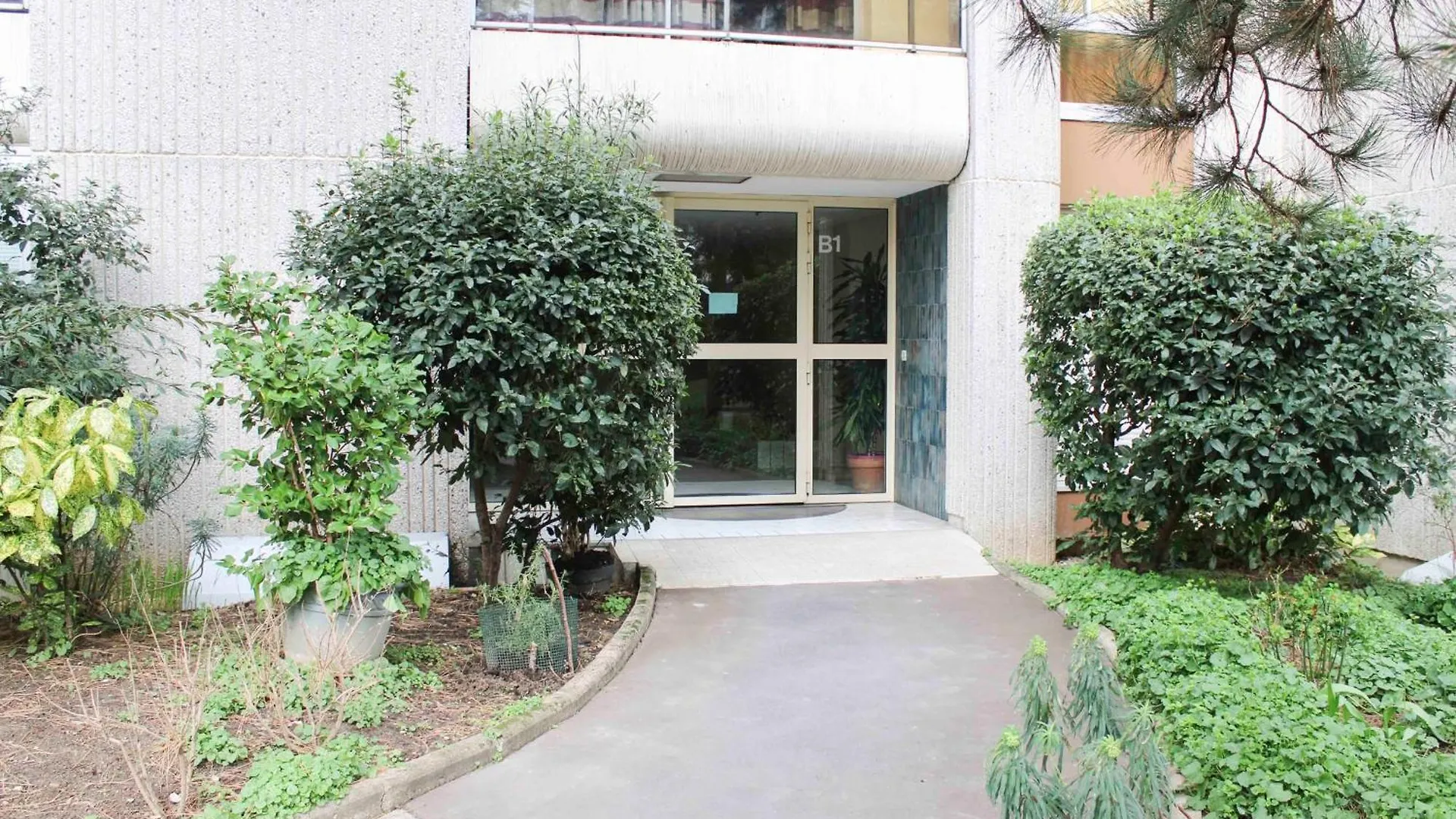Apartment Spacious 3 Rooms With Balcony In Paris France